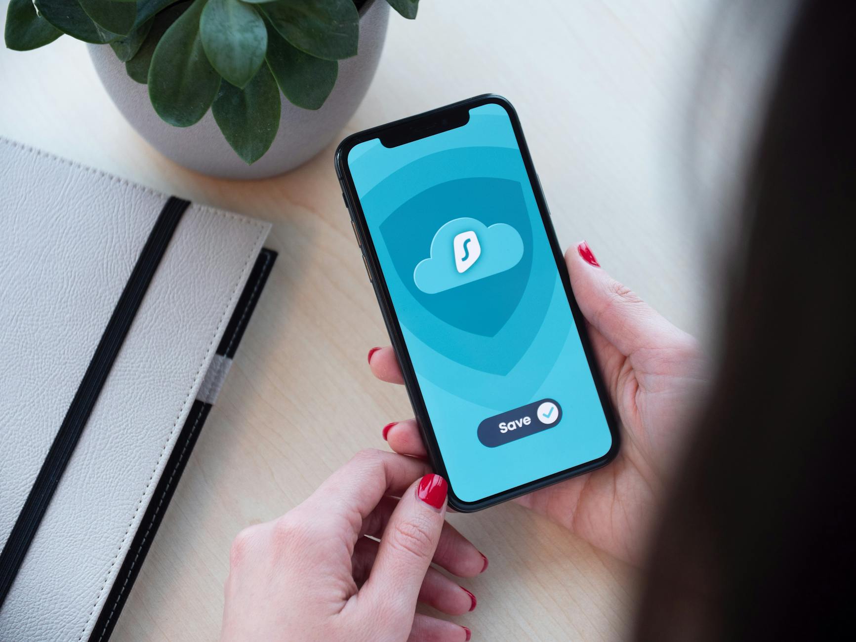 Kobieta korzysta z szyfrowanej aplikacji mobilnej na smartfonie