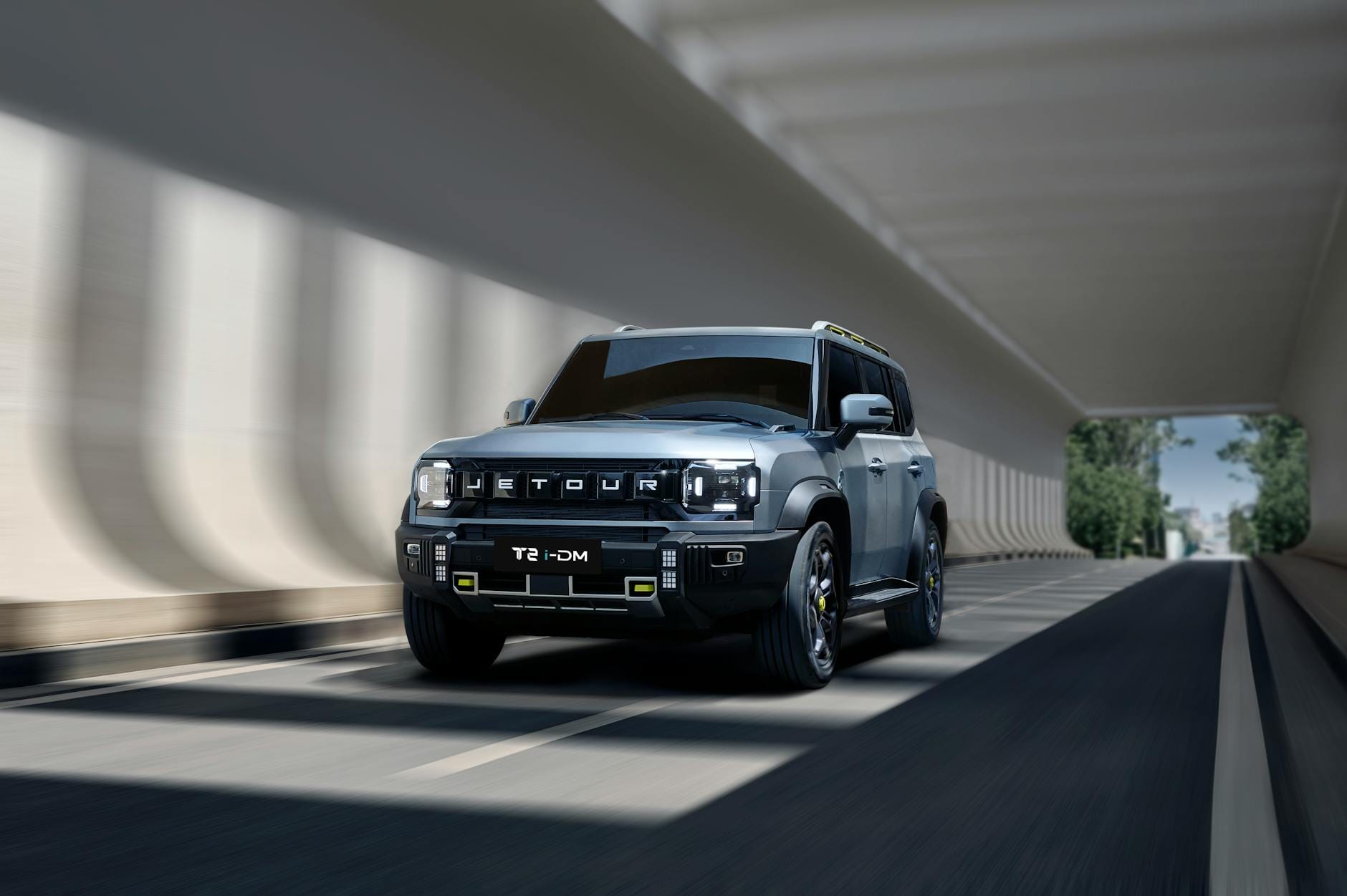 Nowoczesny elektryczny SUV Jetour T2 jedzie przez oświetlony tunel