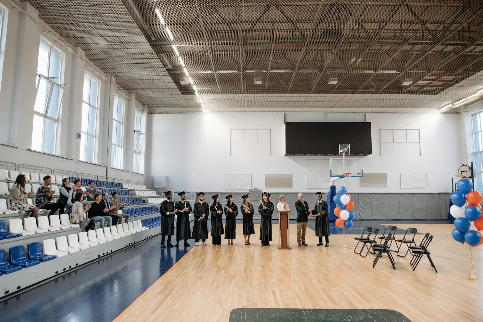 Uroczystość rozdania dyplomów w sali gimnastycznej uczelni