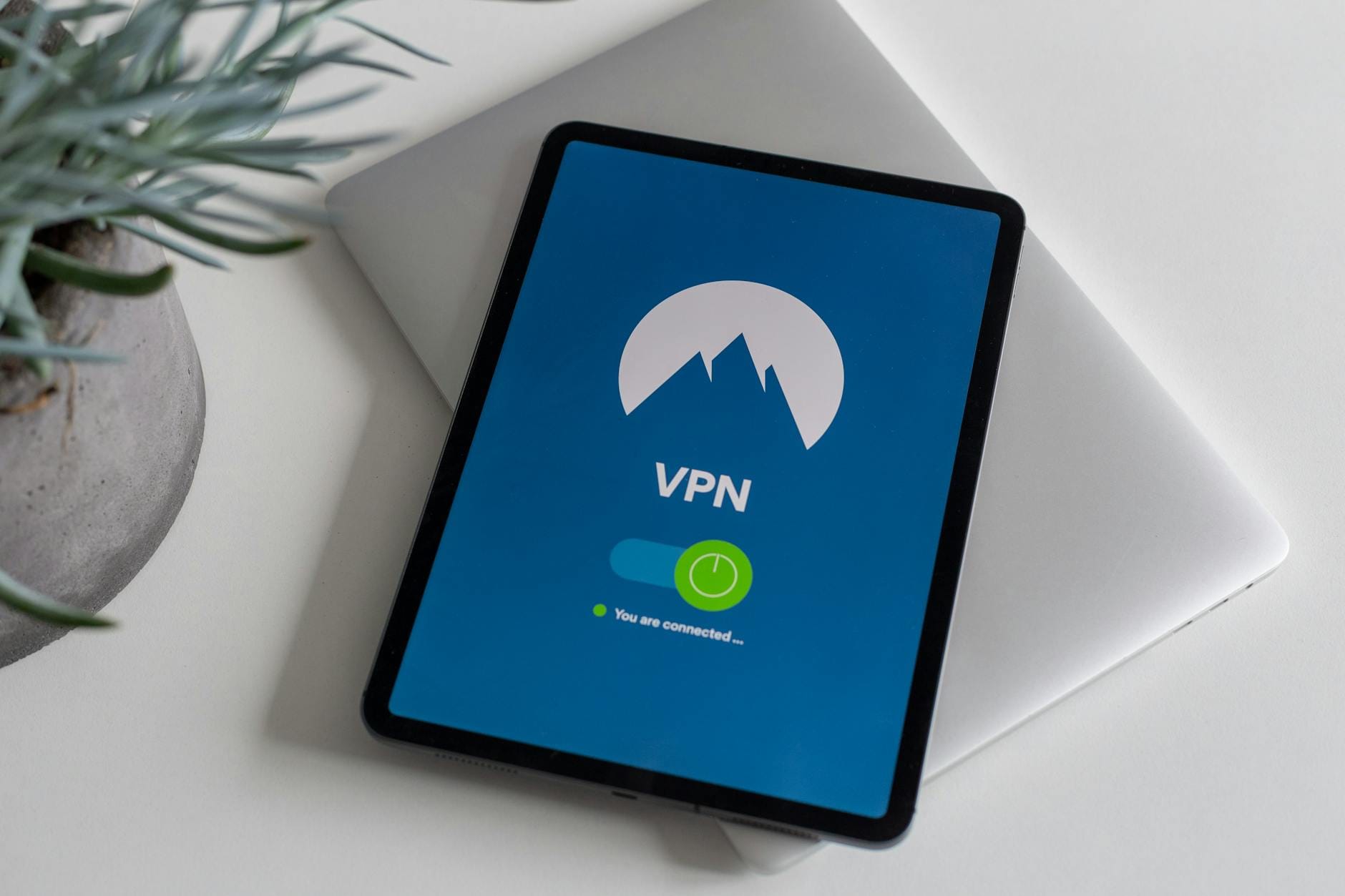 Tablet z uruchomioną aplikacją VPN jako symbol ochrony sieci domowej