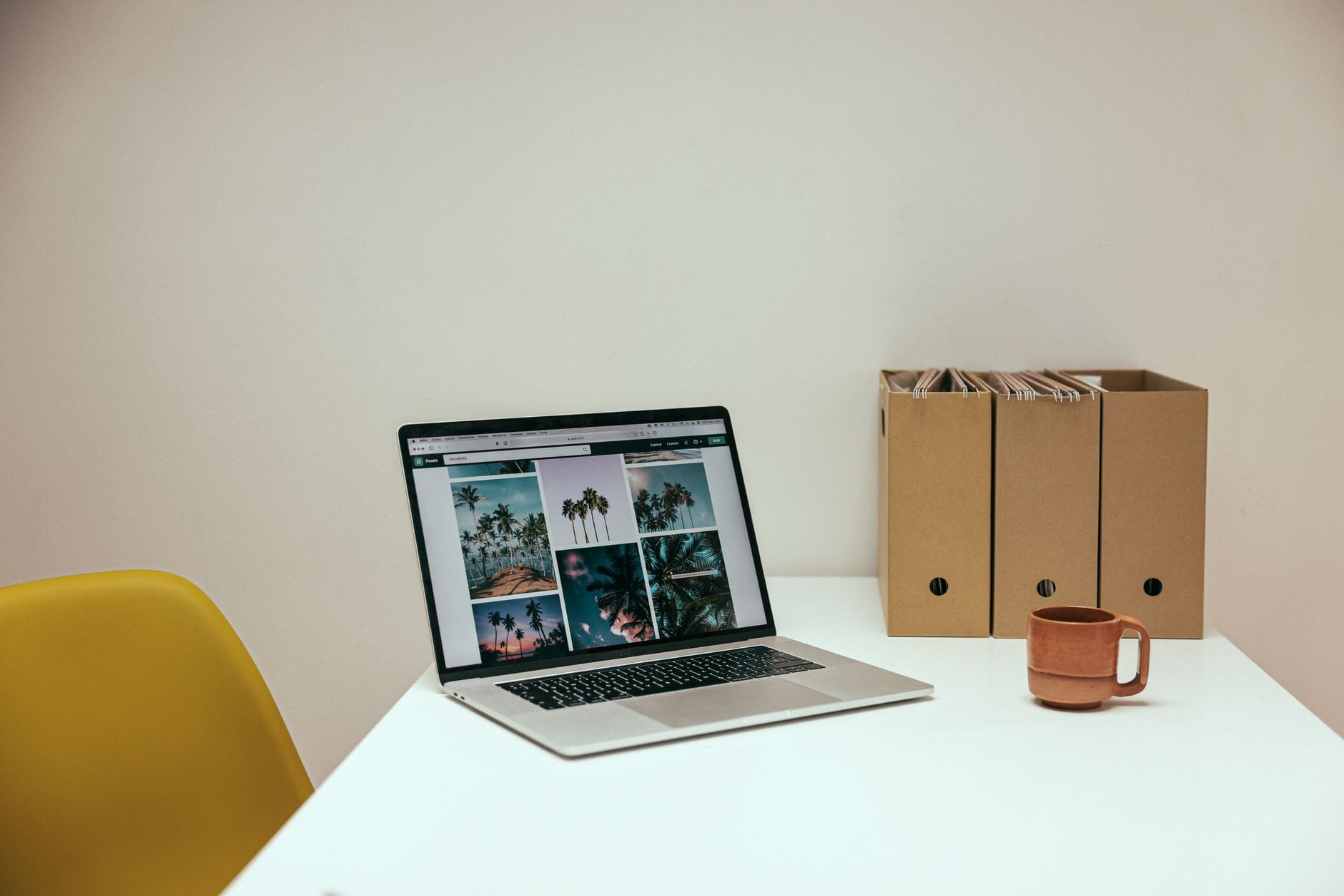 Biurko freelancera z laptopem i kubkiem kawy w przytulnym biurze