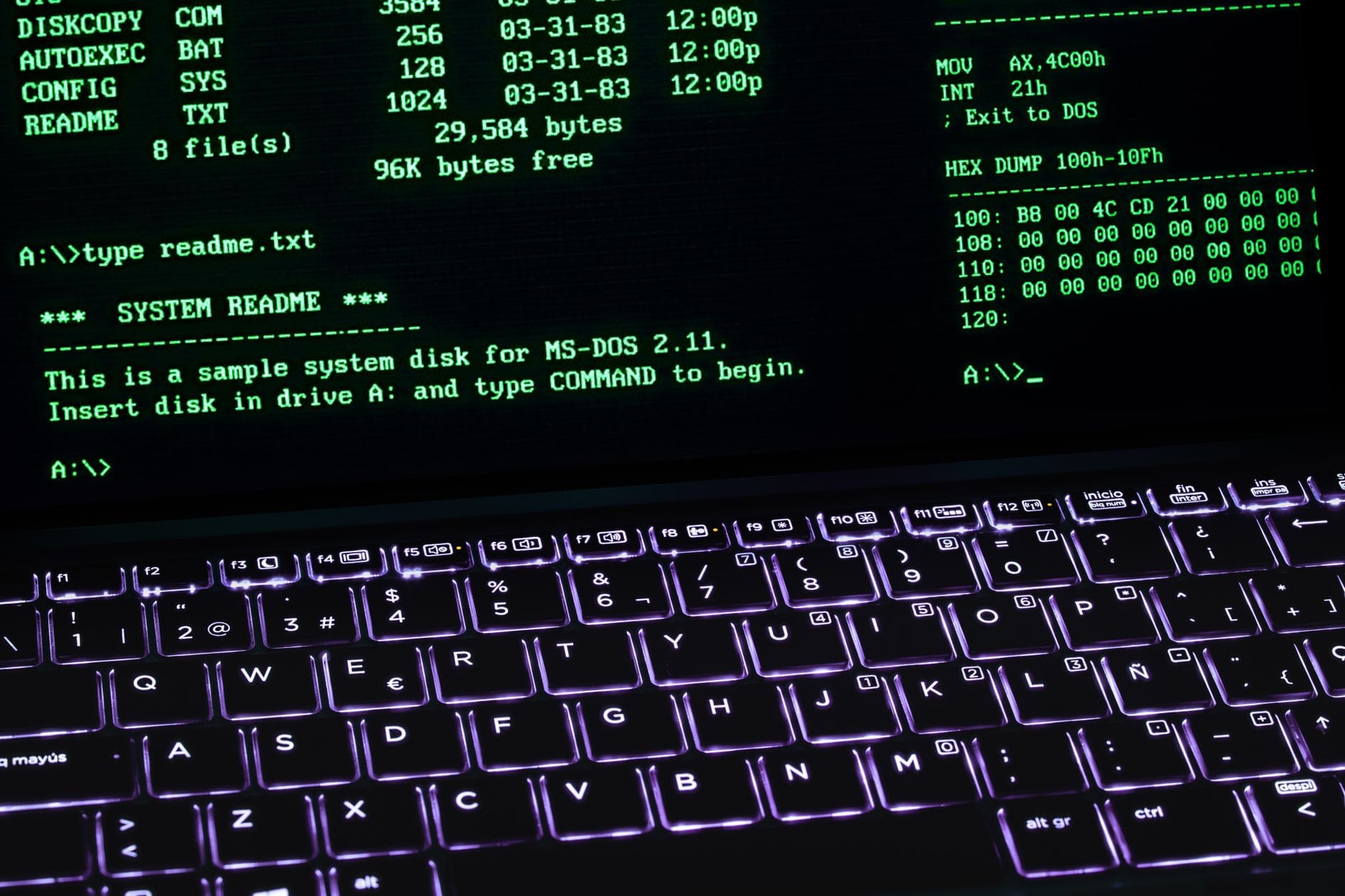 Ekran terminala MS-DOS na podświetlonej klawiaturze laptopa