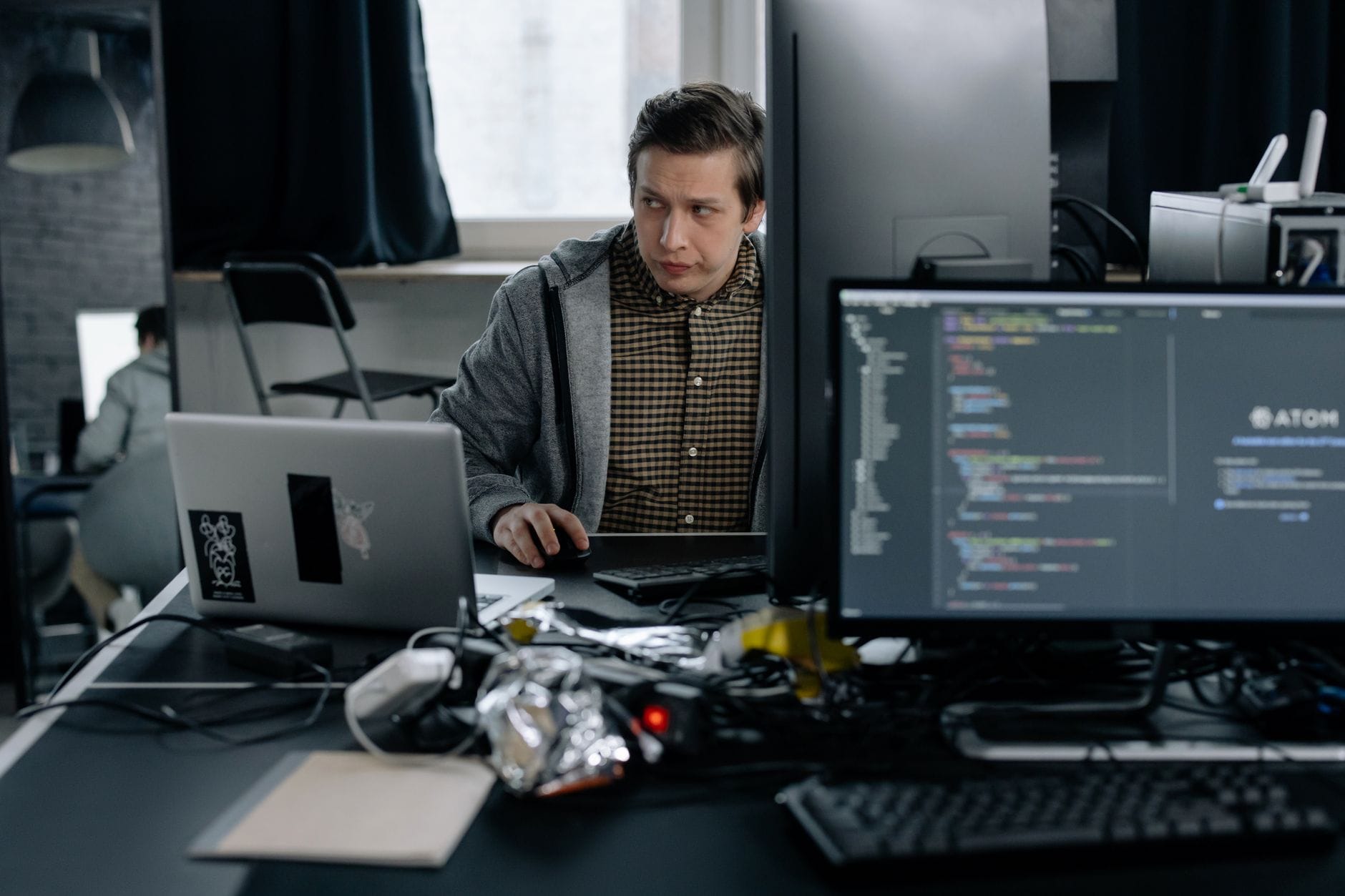Programista w nowoczesnym biurze piszący kod aplikacji w Kubernetes