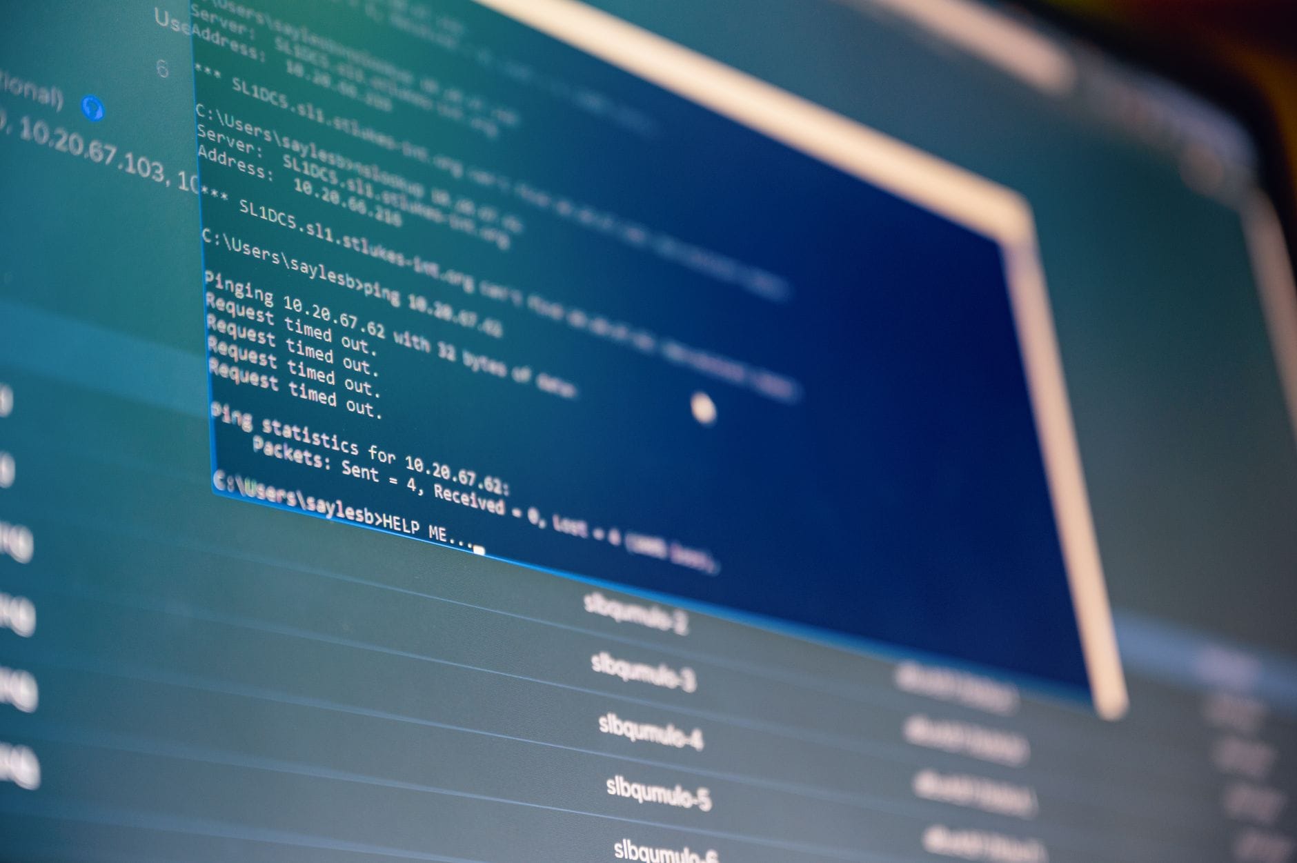 Monitor komputera z otwartymi plikami na niebieskim ekranie